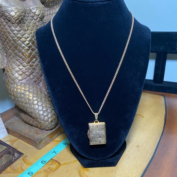 Vintage Locket Pendant Necklace - Picture 3 of 9